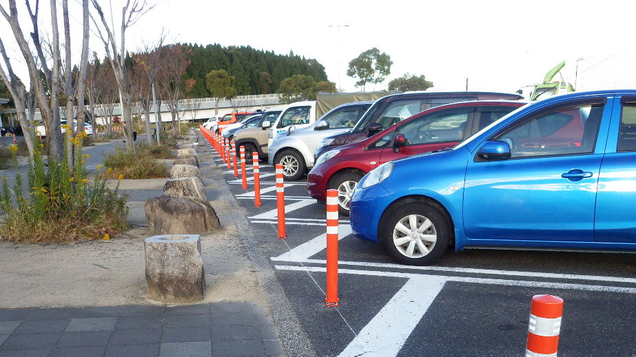 ポールコーン（ラバーポール）を設置することで、駐車場と歩道の境目がわかりやすくなり、車両が歩道へ誤進入するのを防ぎます。